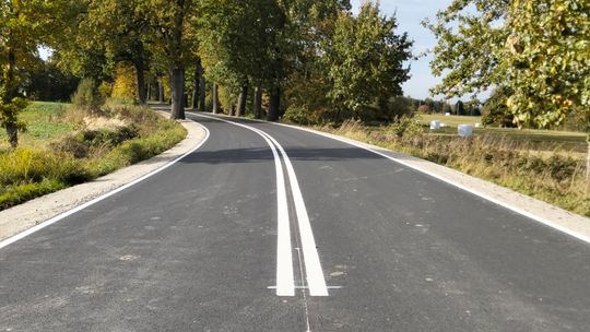 Zakończyły się prace prace związane z wykonaniem nakładki bitumicznej na odcinku drogi od miejscowości Młynarska Wola w kierunku Broniszewa
