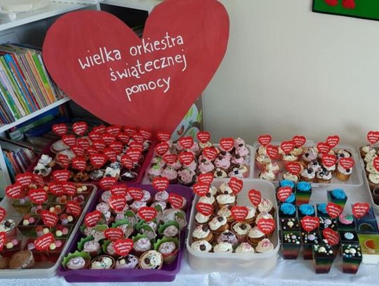 "NA KIERMASZ SŁODKOŚCI ZAPRASZAMY, GDYŻ FUNDUSZE NA WOŚP ZBIERAMY"