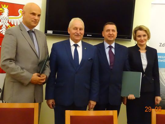 Podpisanie umowy związanej z przebudową drogi wojewódzkiej nr 509 i 505 w Młynarach