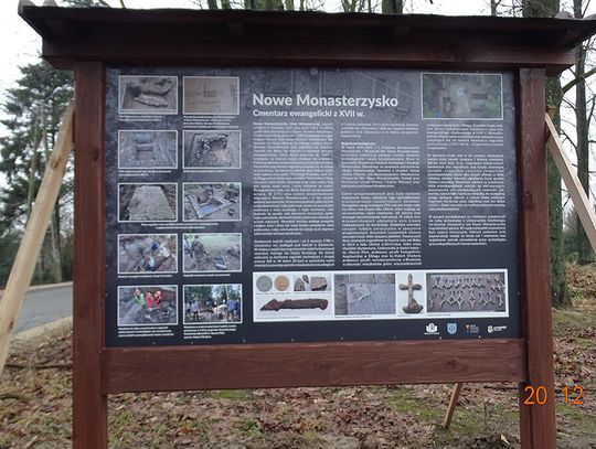 Tablica informacyjna na terenie byłego cmentarza w Nowym Monasterzysku
