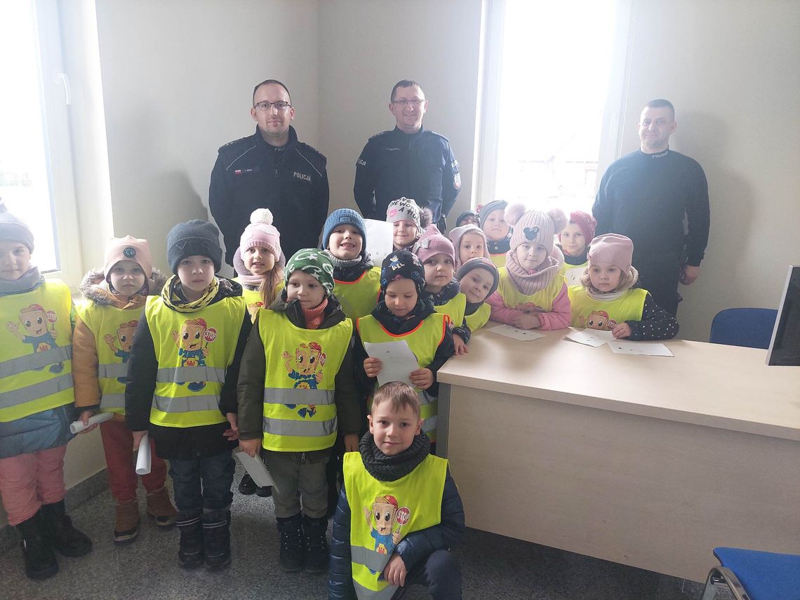 "PAN POLICJANT PORZĄDKU PILNUJE, NA PASACH PRZECHODNIÓW KONTROLUJE" "PAN POLICJANT PORZĄDKU PILNUJE, NA PASACH PRZECHODNIÓW KONTROLUJE"