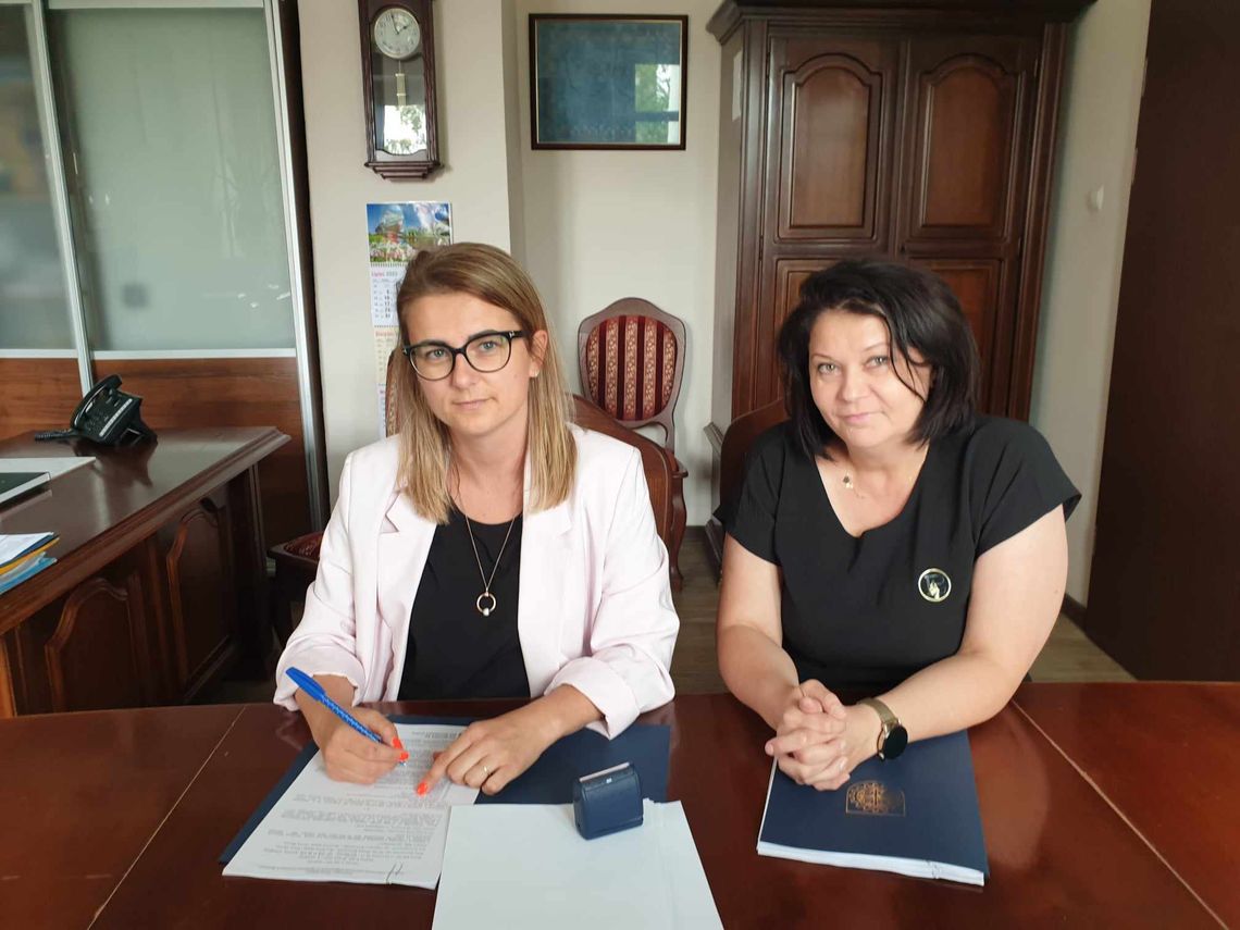Podpisanie umowy na wykonanie nawierzchni drogi z płyt betonowych na ul. Ogrodowej i Kwiatowej Podpisanie umowy na wykonanie nawierzchni drogi z płyt betonowych na ul. Ogrodowej i Kwiatowej
