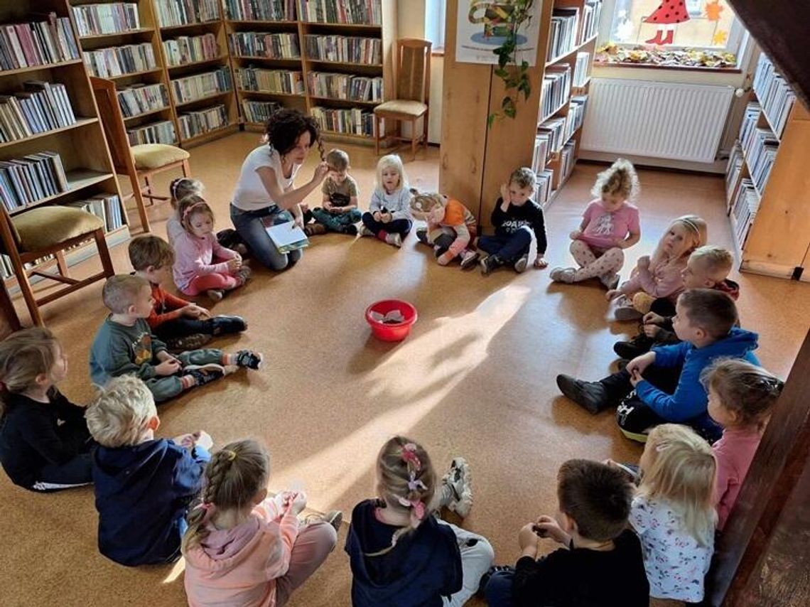 Z WIZYTĄ W BIBLIOTECE