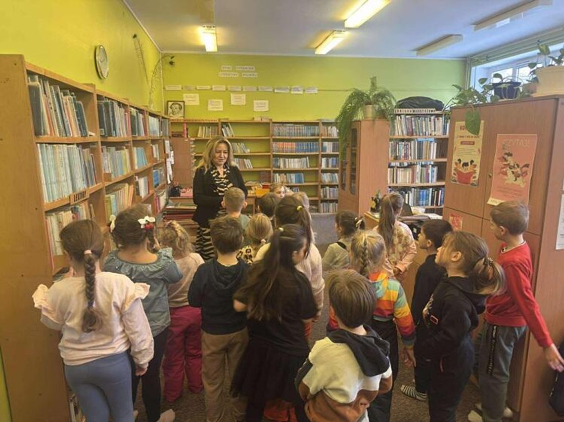 Z WIZYTĄ W SZKOLNEJ BIBLIOTECE