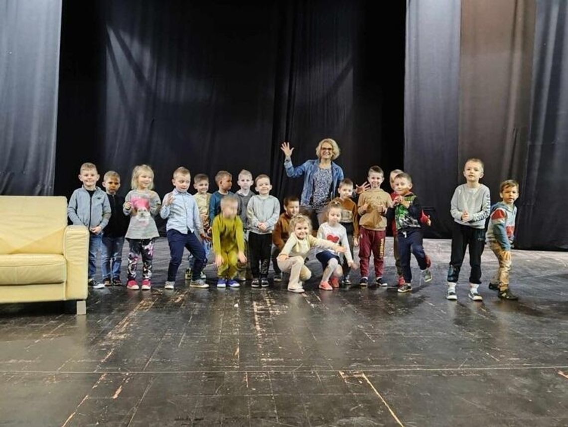 Z WIZYTĄ W TEATRZE Z WIZYTĄ W TEATRZE