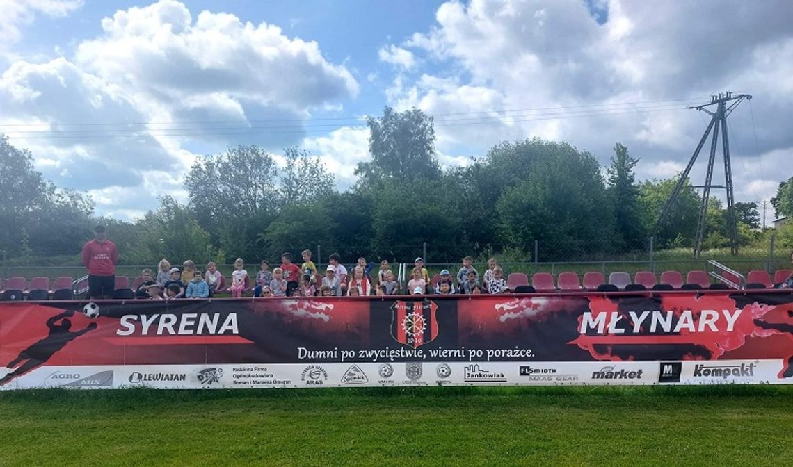 ZAJĘCIA SPORTOWE NA STADIONIE ZAJĘCIA SPORTOWE NA STADIONIE