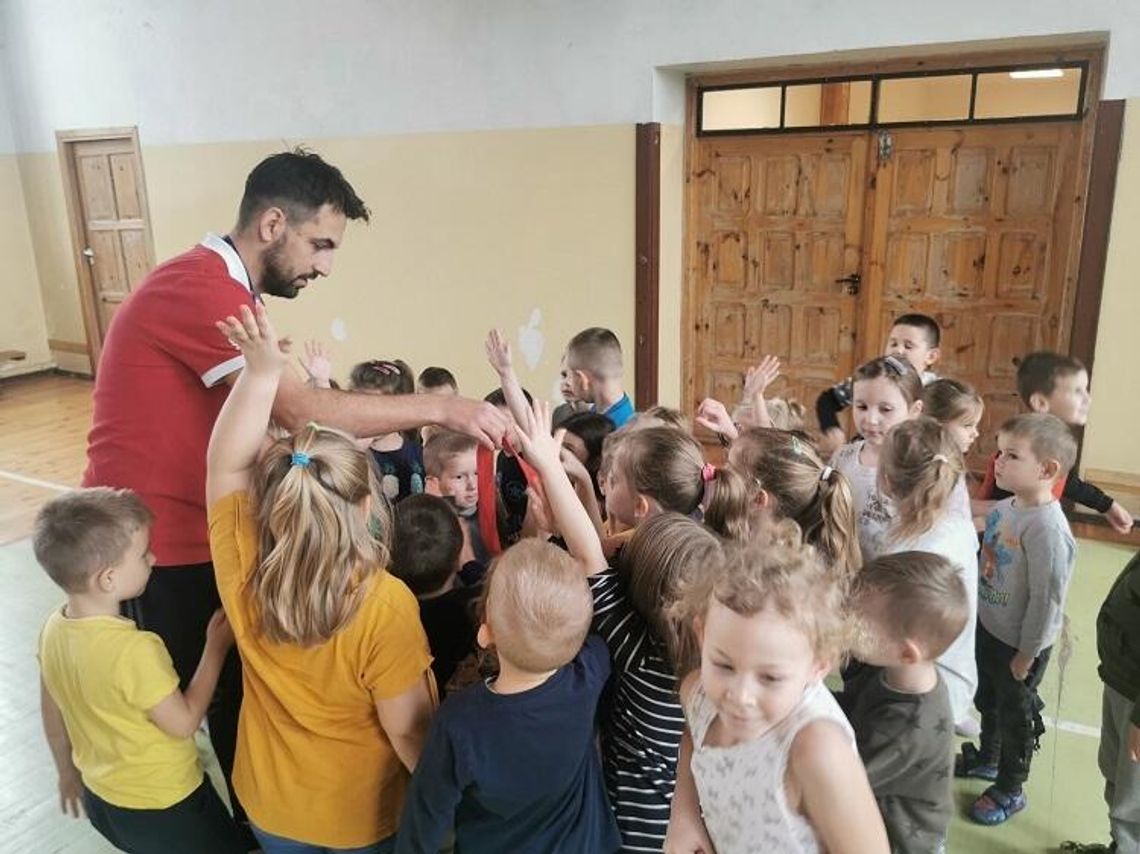 ZAJĘCIA SPORTOWE Z P. PIOTREM DABKIEWICZEM ZAJĘCIA SPORTOWE Z P. PIOTREM DABKIEWICZEM