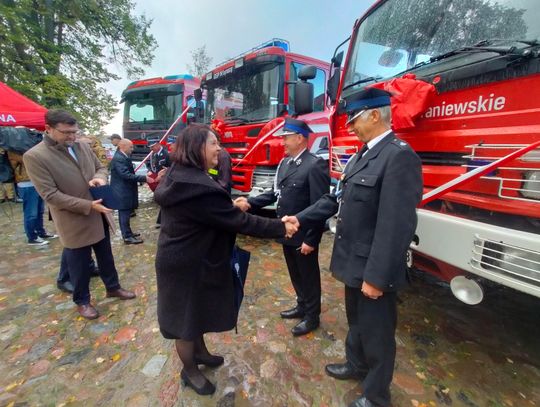Przekazanie ciężkiego specjalnego samochodu pożarniczego Jednostce OSP Młynary Przekazanie ciężkiego specjalnego samochodu pożarniczego Jednostce OSP Młynary