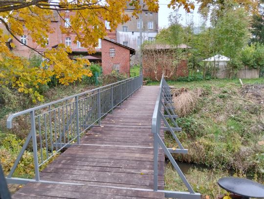 Prace remontowe kładki na rzece Bauda w Młynarach.